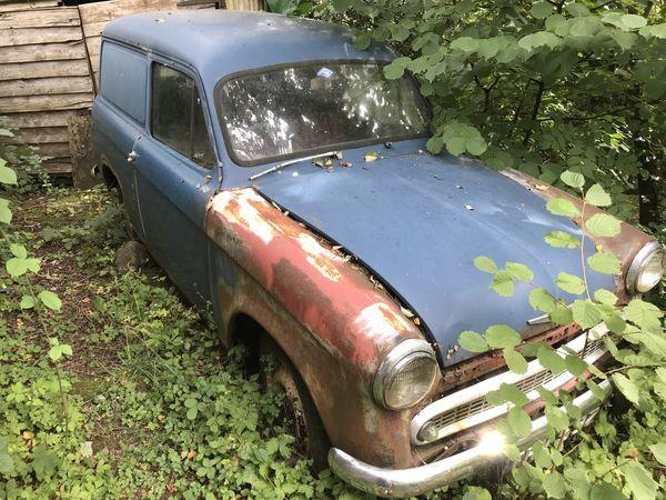 South Wales Argus: Van: Commer Cob from 1959 near Abergavenny. Picture: David Barnes